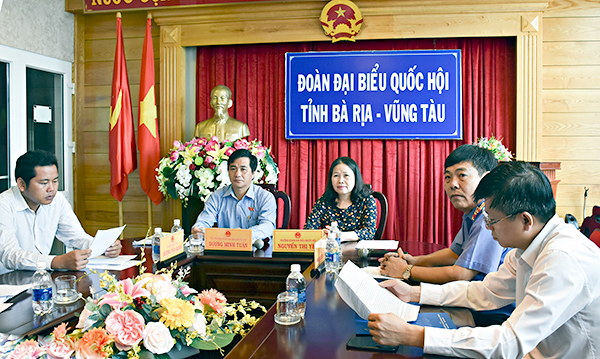 Đồng chí Nguyễn Thị Yến, Phó Bí thư Thường trực Tỉnh ủy, Trưởng Đoàn Đại biểu Quốc hội tỉnh tham dự tại điểm cầu tỉnh BR-VT.