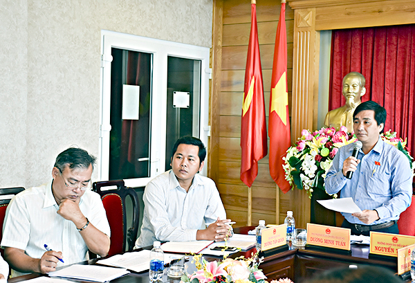 Đại biểu Dương Minh Tuấn, Phó Trưởng Đoàn đại biểu Quốc hội tỉnh BR-VT đặt câu hỏi chất vấn Bộ trưởng, Chủ nhiệm Ủy ban Dân tộc Đỗ Văn Chiến.