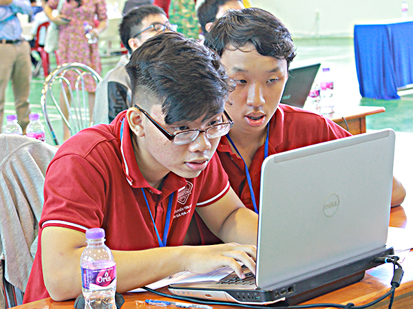 Thí sinh tham gia phần thi sáng tạo tại Hội thi “Tin học trẻ” toàn quốc năm 2018.