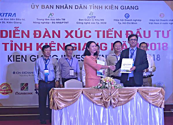 Đại diện Trung tâm Xúc tiến Đầu tư, Thương mại và Du lịch Kiên Giang (trái) ký kết biên bản ghi nhớ đầu tư với đại diện Công ty ION EXCHANGE - Ấn Độ tại diễn đàn.