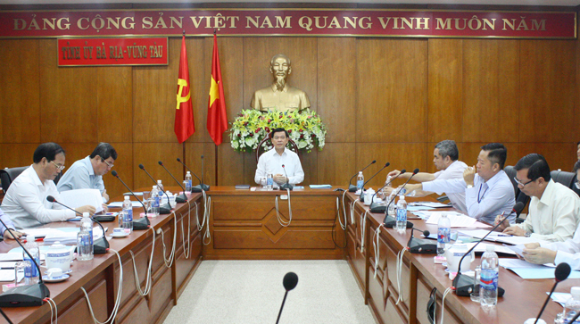 Đồng chí Nguyễn Hồng Lĩnh, Ủy viên Trung ương Đảng, Bí thư Tỉnh ủy, Chủ tịch HĐND tỉnh chủ trì buổi làm việc.