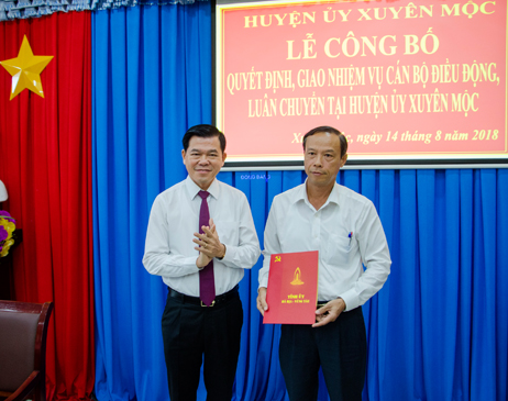 Đồng chí Nguyễn Hồng Lĩnh, Ủy viên Trung ương Đảng, Bí thư Tỉnh ủy, Chủ tịch HĐND tỉnh trao quyết định luân chuyển đồng chí Nguyễn Văn Thọ, Ủy viên Ban Thường vụ Tỉnh ủy, Trưởng Ban Nội chính Tỉnh ủy đến nhận công tác tại Huyện ủy Xuyên Mộc.