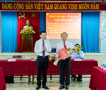 Đồng chí Nguyễn Hồng Lĩnh, Ủy viên Trung ương Đảng, Bí thư Tỉnh ủy, Chủ tịch HĐND tỉnh trao quyết định luân chuyển đồng chí Võ Văn Dũng, Ủy viên UBND tỉnh, Giám đốc Sở Xây dựng đến nhận công tác tại Huyện ủy Long Điền.