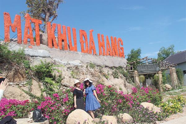 Khu du lịch Mật khu Đá Hang.