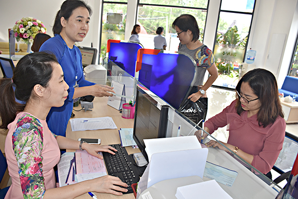 Khách hàng giao dịch tại BIDV Long Sơn, TP. Vũng Tàu.