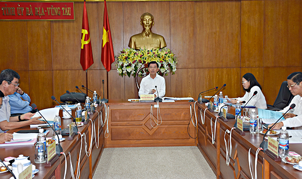 Đồng chí Nguyễn Hồng Lĩnh, Ủy viên Trung ương Đảng, Bí thư Tỉnh ủy, Chủ tịch HĐND tỉnh chủ trì cuộc họp.