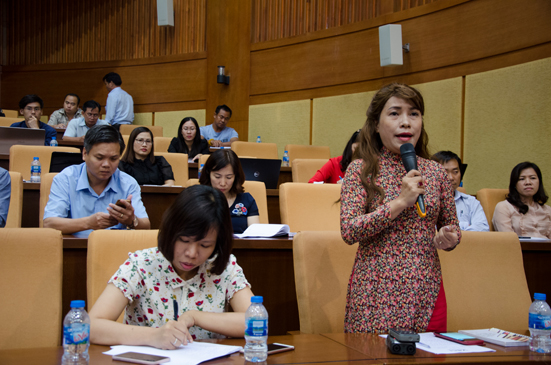Bà Phạm Lan Anh, Giám đốc Công ty TNHH Đào tạo Lan Anh phát biểu ý kiến về việc tạo điều kiện cho các DNTN phát triển.