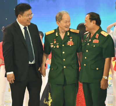 Đại tá, Anh hùng Lực lượng vũ trang nhân dân Nguyễn Văn Tàu tham dự họp mặt Biểu dương người có công do Tỉnh ủy-HDND-UBND-UBMTTQVN tỉnh tổ chức vào ngày 24-7-2017. Ảnh: PHÚC LƯU