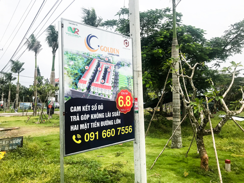 Mặc dù chưa hình thành dự án nhưng chủ đất vẫn ngang nhiên quảng cáo đất dự án với tên tiếng Anh. Ảnh chụp ngày 14-8, vì ngày 15-8 đã tháo gỡ. 