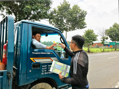 Người đàn ông xưng tên Nghĩa tự giới thiệu là chuyên viên tư vấn của Công ty CP Đầu tư kinh doanh địa ốc Nhà Tốt (TP.Hồ Chí Minh)  phát tờ rơi quảng cáo “dự án Golden Central Park”. Ảnh: MINH TÂM