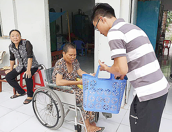 Thành viên nhóm Bếp ăn từ thiện Vũng Tàu phát cháo cho người già neo đơn tại Nhà dưỡng lão Giáo xứ Nam Đồng.