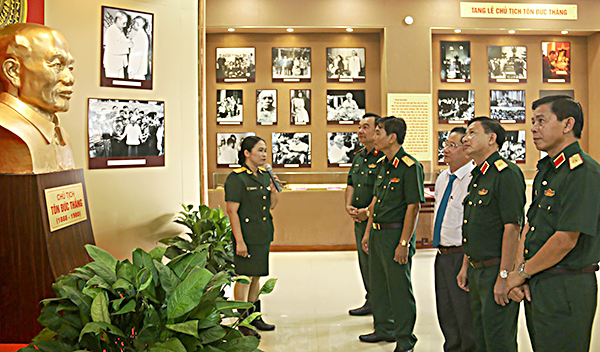 Đại biểu tham quan triển lãm.