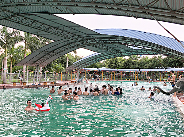 … và bể dành cho người lớn.