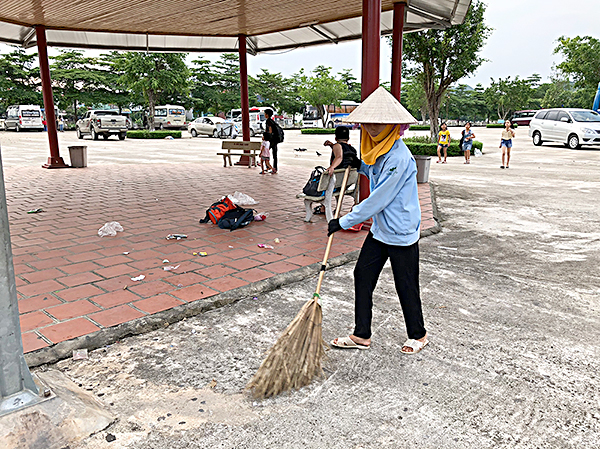 Nhân viên quét dọn vệ sinh hàng ngày đảm bảo môi trường vui chơi sạch sẽ cho khách tham quan