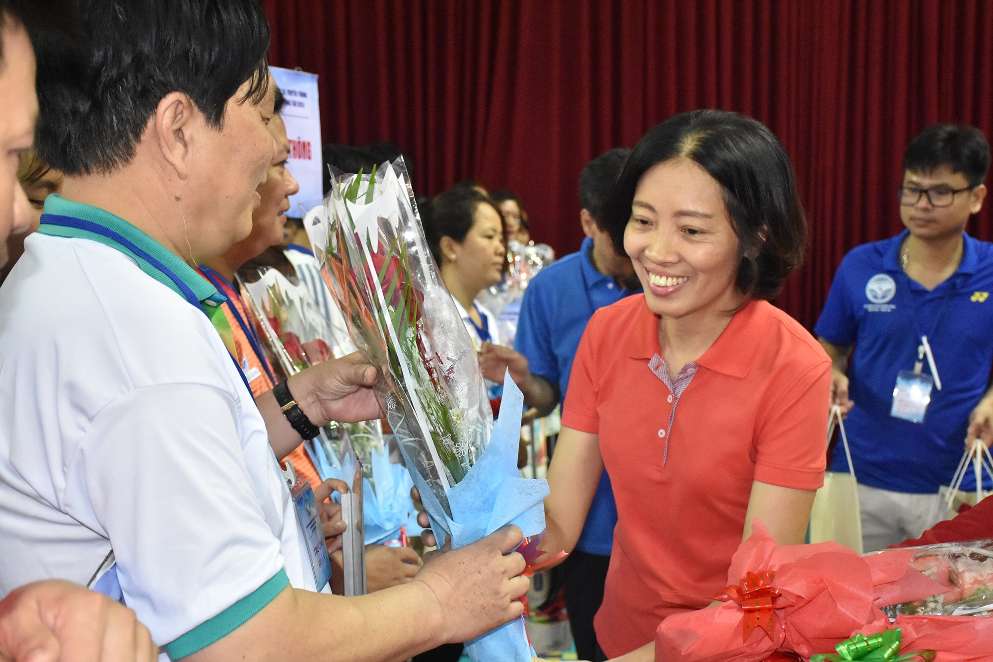 Bà Tô Thị Hoa, Phó Chủ tịch Công đoàn Bộ TT-TT trao Cờ lưu niệm cho các đội tham dự hội thao.