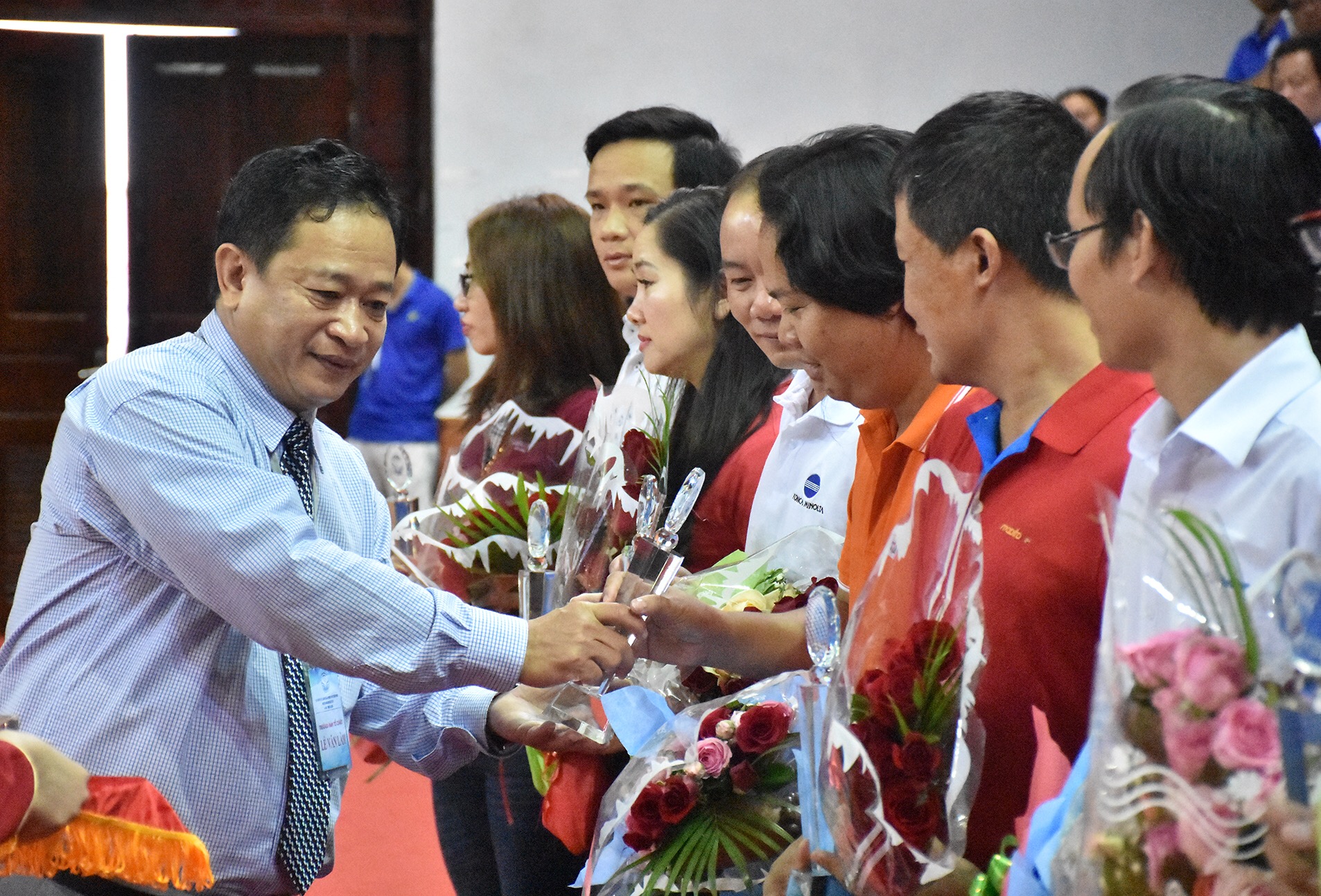 Ông Lê Văn Lâm, Phó Giám đốc phụ trách Sở TT-TT tỉnh BR-VT, Trưởng Ban tổ chức Hội thao trao Kỷ niệm chương cho các nhà tài trợ.