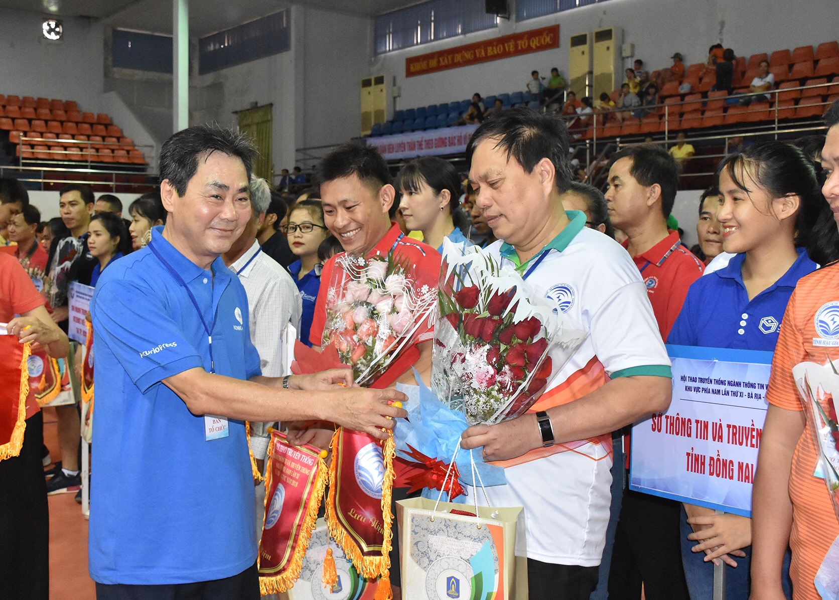 Ông Hoàng Văn Định, Phó Giám đốc Sở TT-TT tỉnh BR-VT trao Cờ lưu niệm cho các đội tham dự hội thao.