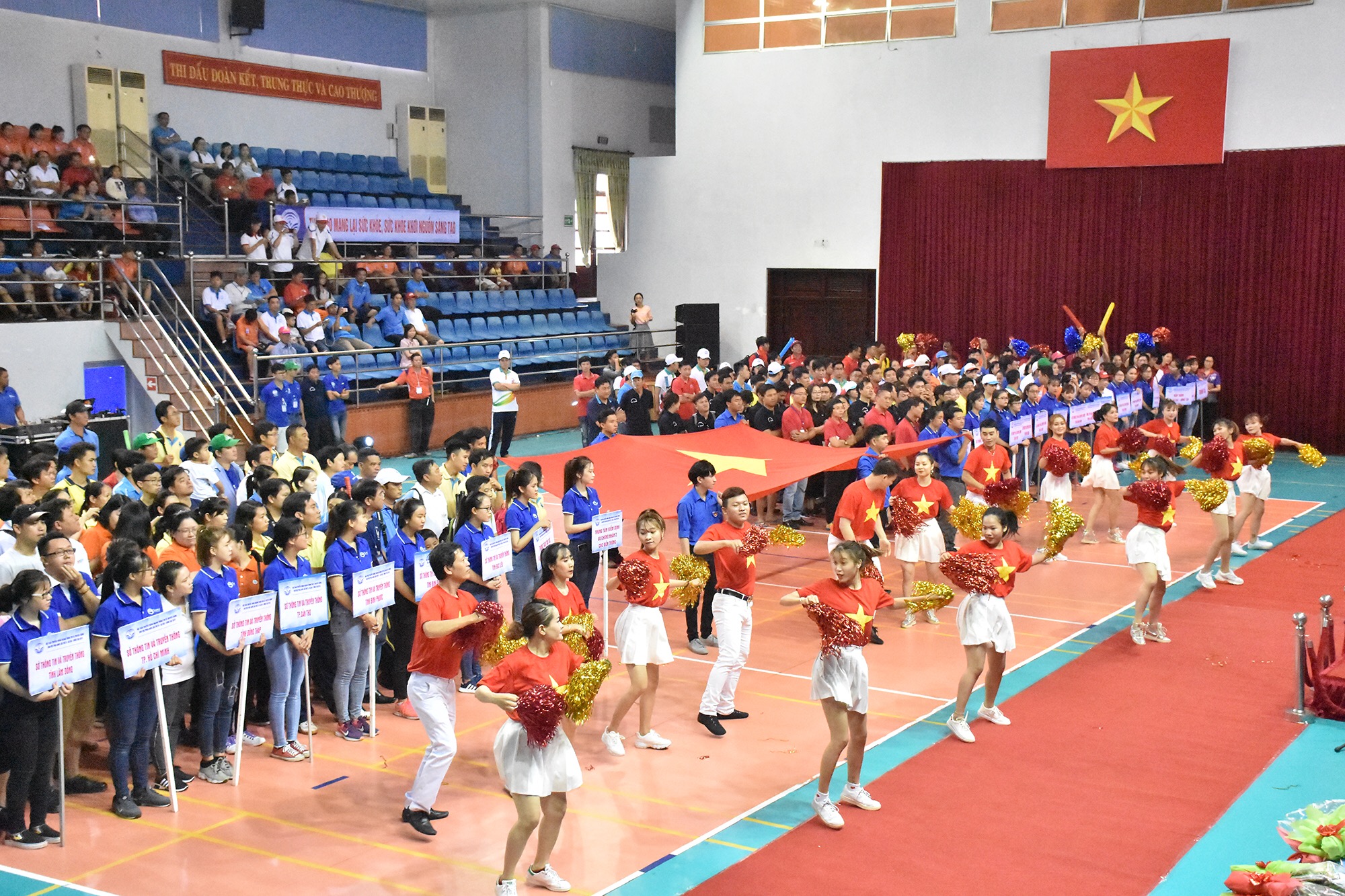 Một tiết mục văn nghệ chào mừng hội thao.