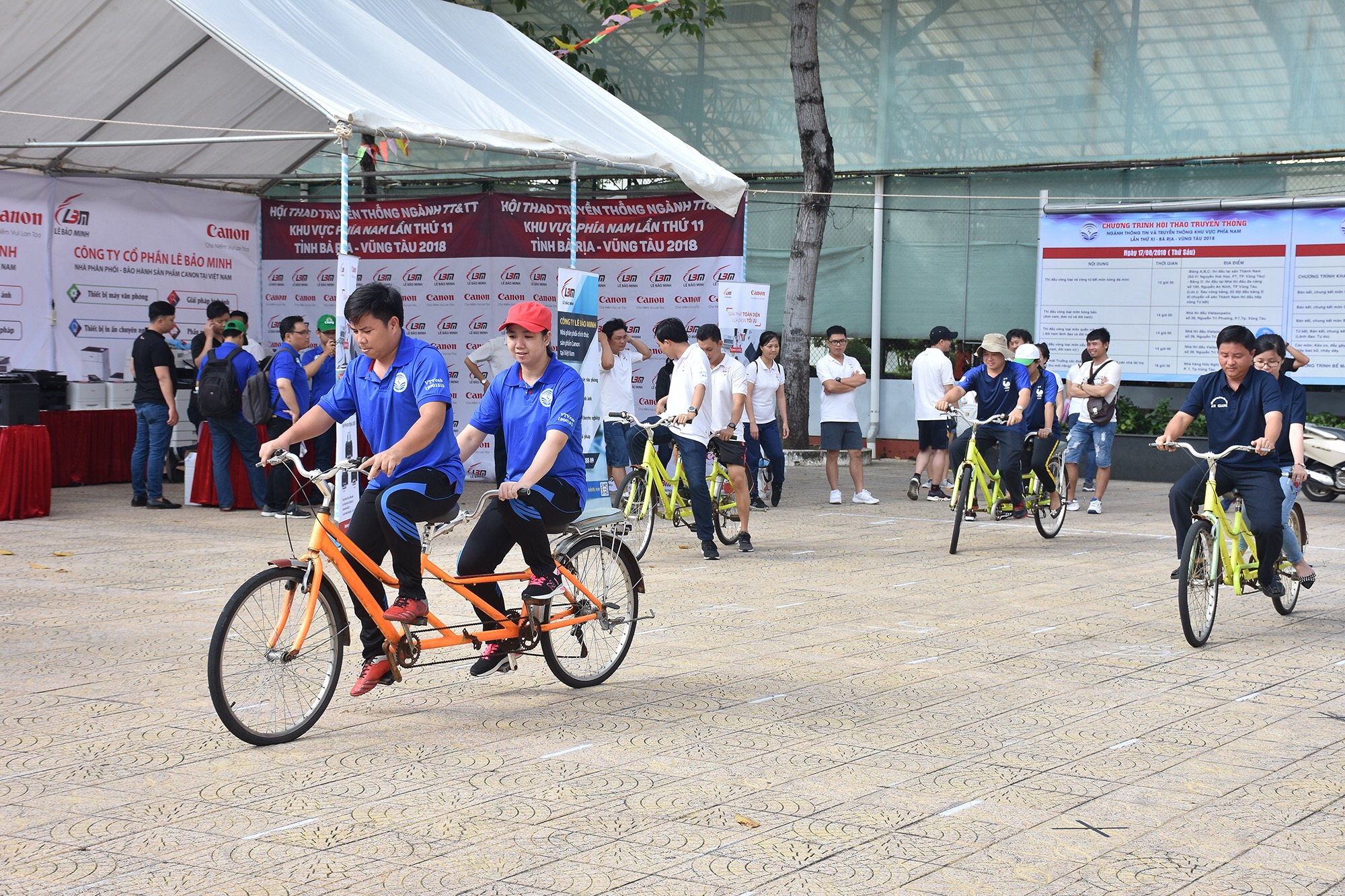 Các VĐV thi đấu ở môn đi xe đạp đôi chậm.