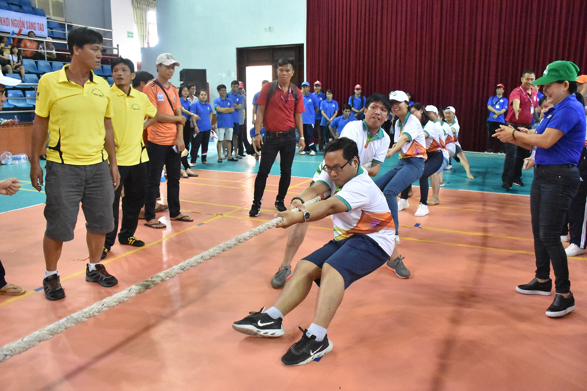 Các VĐV thi đấu ở môn kéo co.