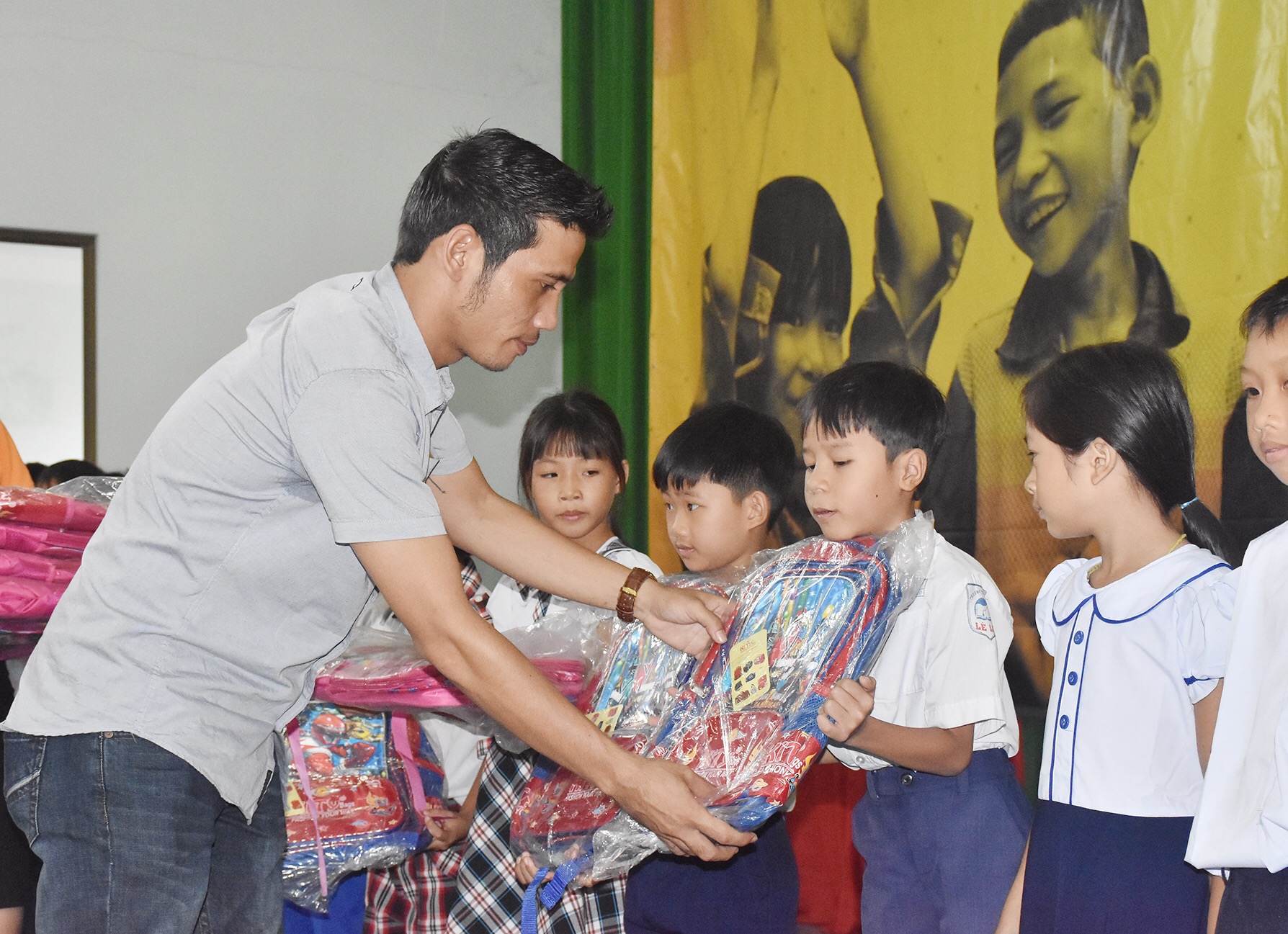 Đại diện Công ty TNHH Đầu tư bất động sản Phúc Điền trao quà cho các em HS nghèo vượt khó.