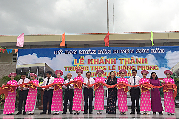 Lãnh đạo tỉnh BR-VT và TP. Hồ Chí Minh cắt băng khánh thành Trường THCS Lê Hồng Phong.