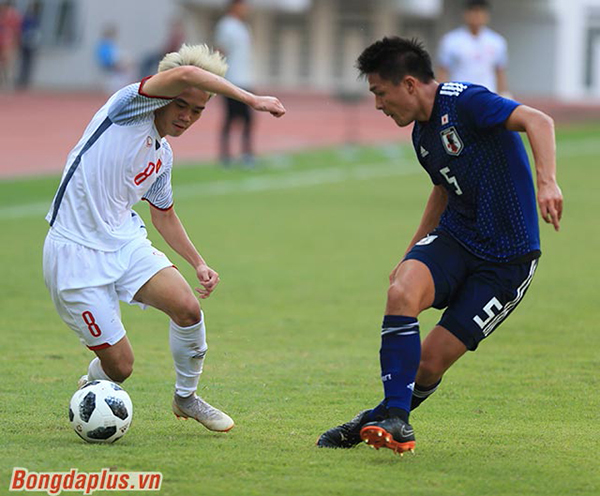 Văn Toàn (trái) có trận đầu tiên tại Asiad 2018. Ảnh: bongdaplus.vn