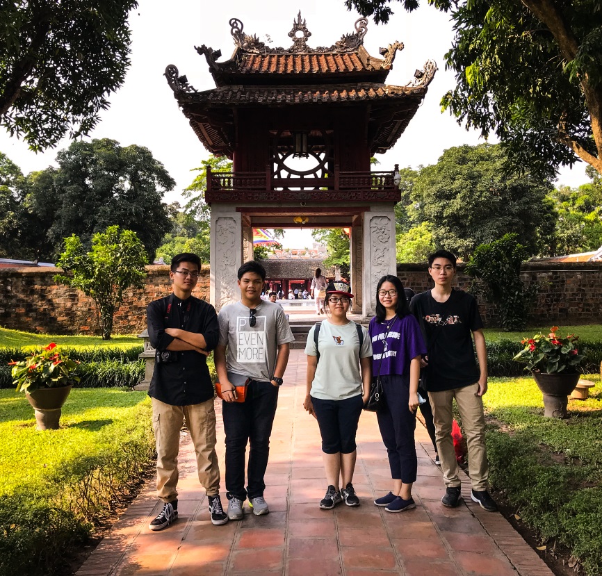 Thăm Văn Miếu Quốc Tử Giám.