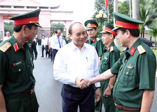 Thủ tướng Nguyễn Xuân Phúc với cán bộ, chiến sĩ Binh đoàn 16