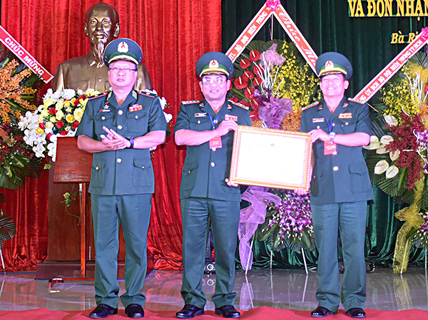 Thừa ủy quyền của Bộ Quốc phòng, Thiếu tướng Nguyễn Hoài Phương, Phó Tư lệnh Bộ đội Biên phòng trao Bằng khen của Bộ Quốc phòng cho Hải đoàn 18.