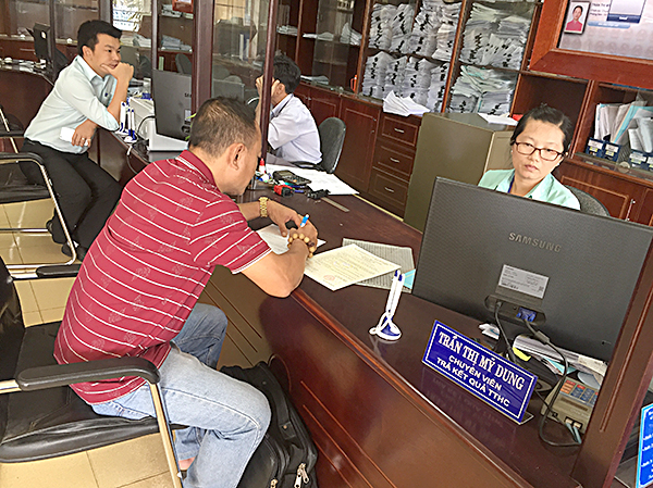 Người dân tra cứu TTHC tại Bộ phận “một cửa” UBND huyện Đất Đỏ.