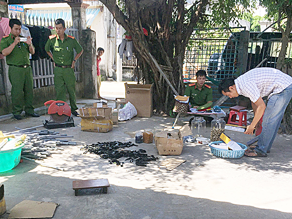 Ngoài công cụ hỗ trợ, hiện nay, tình trạng chế tạo, mua bán vũ khí tự chế cũng đang diễn ra rất phức tạp.  Trong ảnh: Lực lượng công an kiểm tra nhà của Nguyễn An Sơn (SN 1991, tạm trú huyện Long Điền) - đối tượng chế tạo, tàng trữ súng hơi tự chế. Ảnh: TRÍ NHÂN  