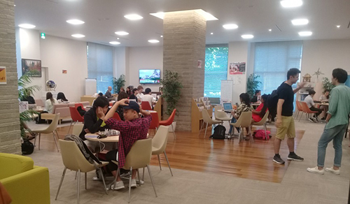 Không khí sôi động tại English Plaza.