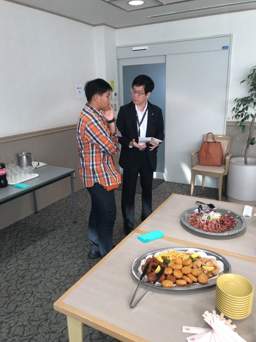  Tranh thủ gặp thầy Sekiguchi giữa tiệc chào mừng, tôi đã được thầy cung cấp nhiều thông tin bổ ích về TIU.