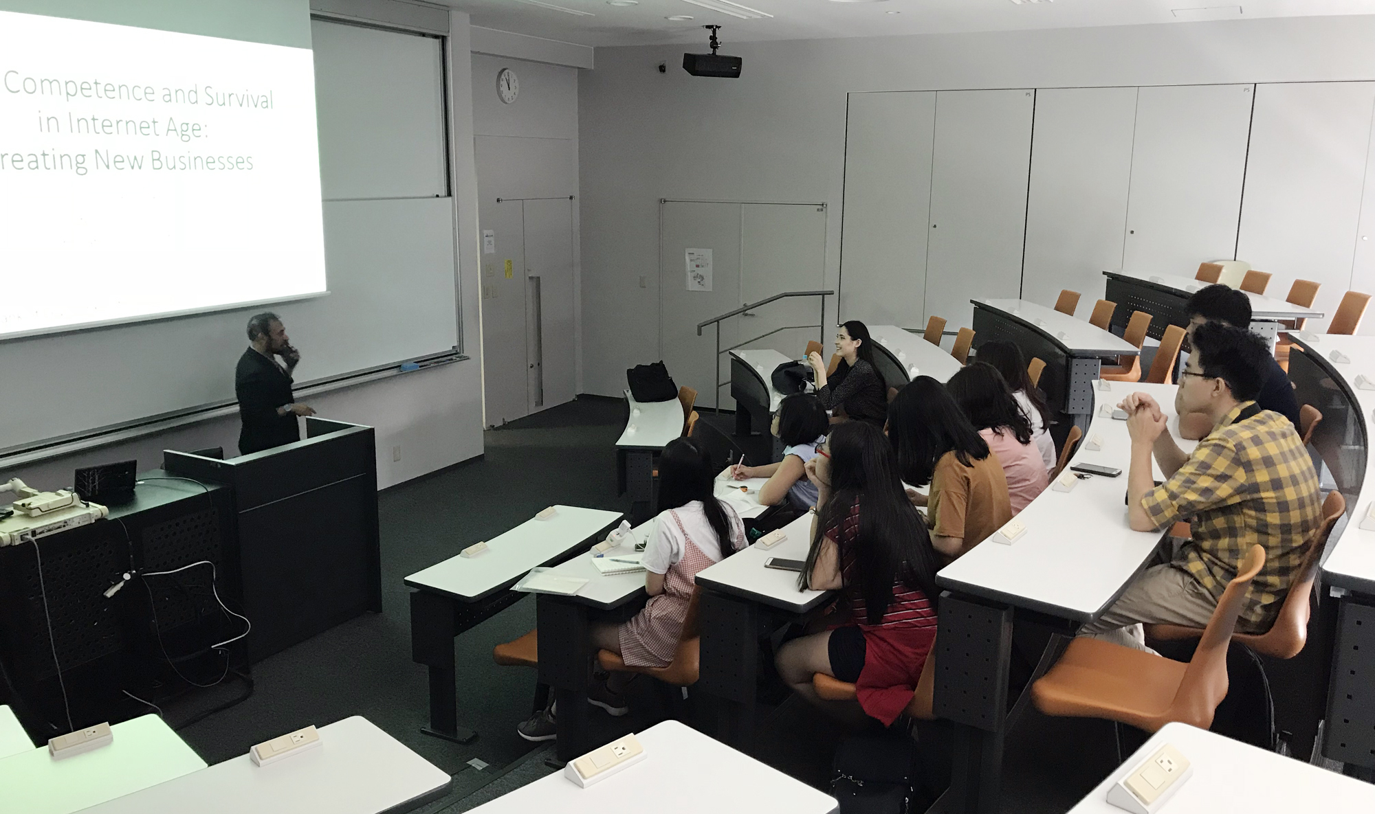 Giờ học môn IT Business với thầy Jay Osama càng củng cố thêm niềm tin yêu trong chúng tôi về các thầy cô và trường.