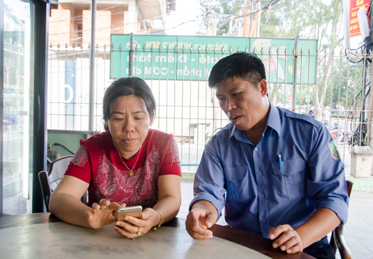 Người dân theo dõi tình hình an ninh trật tự thông qua điện thoại kết nối  với hệ thống camera an ninh được lắp đặt ở khu phố 1, phường Thắng Tam (TP.Vũng Tàu).