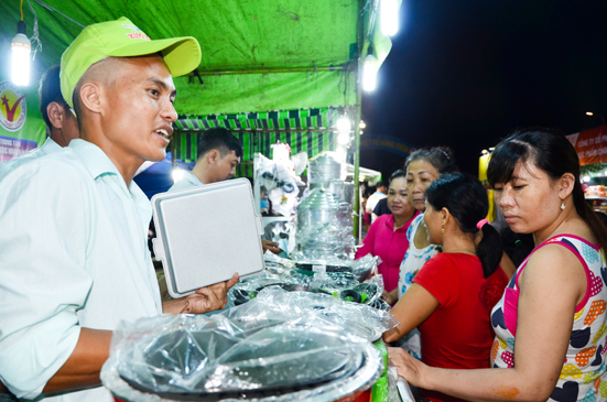 Người dân huyện Long Điền chọn mua các sản phẩm hàng gia dụng của thương hiệu nhôm Kim Hằng. 
