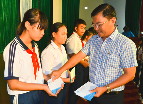 Ông Nguyễn Hòa Hiệp, Phó Chủ tịch HĐND huyện Đất Đỏ trao học bổng cho học sinh nghèo vượt khó  huyện Đất Đỏ. 