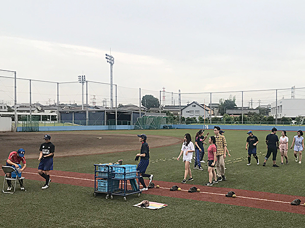 Đến tham quan Campus Sakado, chúng tôi được các vận động viên CLB thể chất hướng dẫn chơi môn Bóng mềm.