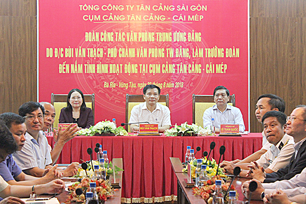 Đoàn công tác của Văn phòng Trung ương Đảng và lãnh đạo tỉnh trong buổi làm việc tại cụm cảng Tân Cảng - Cái Mép.