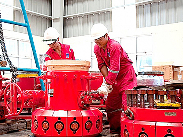 Người lao động của PV Drilling làm việc tại Xưởng Bảo trì thiết bị khoan.