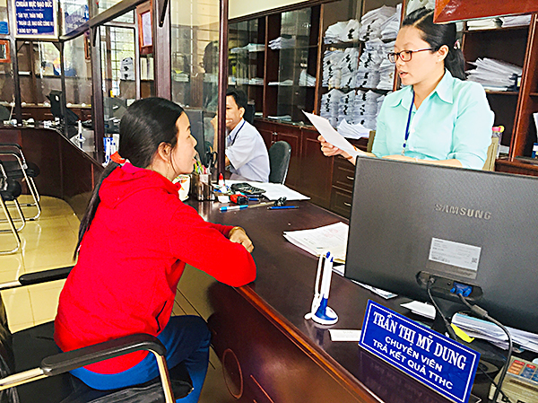 Người dân đến nộp hồ sơ tại Bộ phận “một cửa” UBND huyện Đất Đỏ.