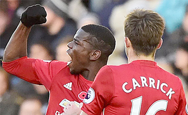 Mang băng đội trưởng M.U nhưng Pogba (trái) chưa thể hiện là thủ lĩnh đúng nghĩa của Quỷ đỏ.