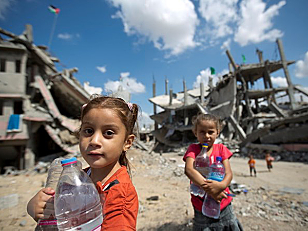Trẻ em Palestine trữ nước sinh hoạt tại khu vực lân cận Dải Gaza Shejaiya.