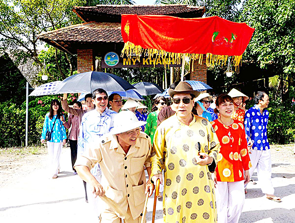 Du khách trải nghiệm một ngày làm điền chủ tại Làng du lịch Mỹ Khánh.