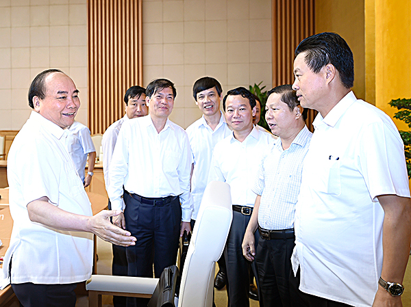 Thủ tướng trao đổi với lãnh đạo các địa phương. Ảnh: QUANG HIẾU