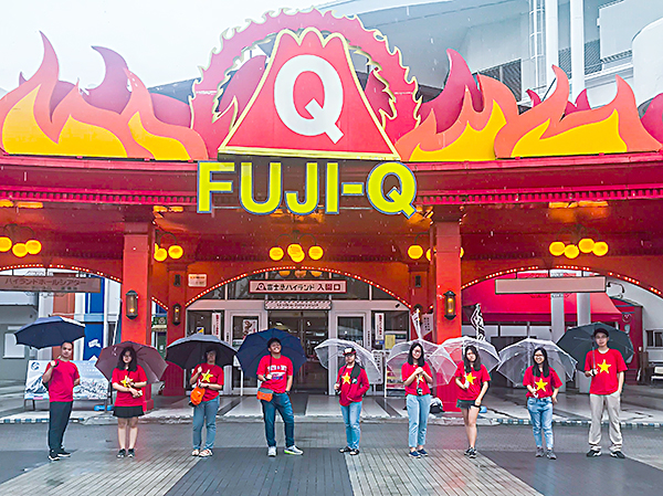 Những tâm hồn rực lửa quyết chinh phục Fuji-Q.