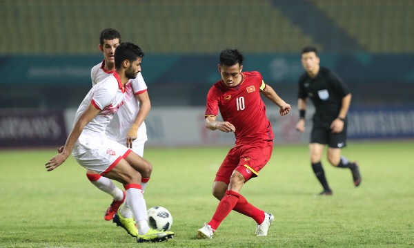 Olympic Việt Nam tạo ra nhiều tình huống nguy hiểm về phía khung thành Olympic Bahrain. Ảnh: VNE.