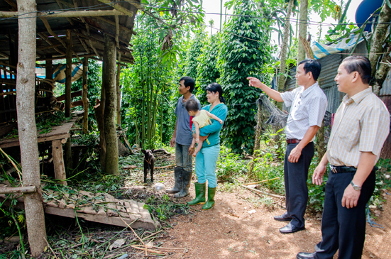 Đoàn kiểm tra tham quan mô hình nuôi dê của gia đình ông Nguyễn Thành Được (xã Suối Rao, huyện Châu Đức) - hộ gia đình được hỗ trợ con giống từ chương trình 135.