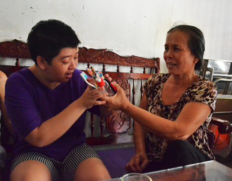 Bà Hoàng Thị Thủy và cô con gái Hoa Mai.